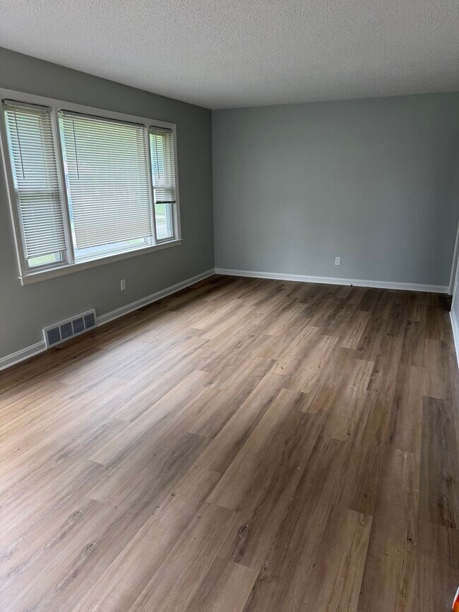 Foto del edificio - 5010 N Elmwood Ave