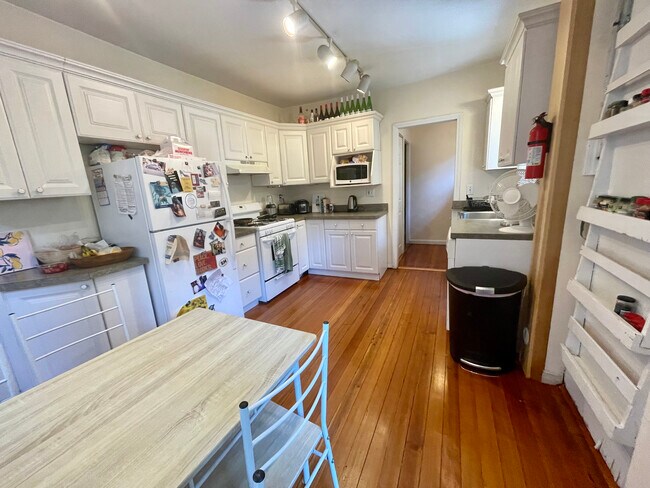 Foto del edificio - 155 College Ave