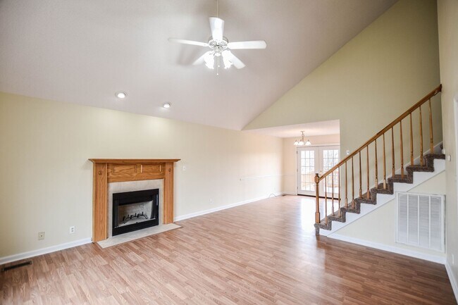 Building Photo - Pet Friendly Three Bedroom!