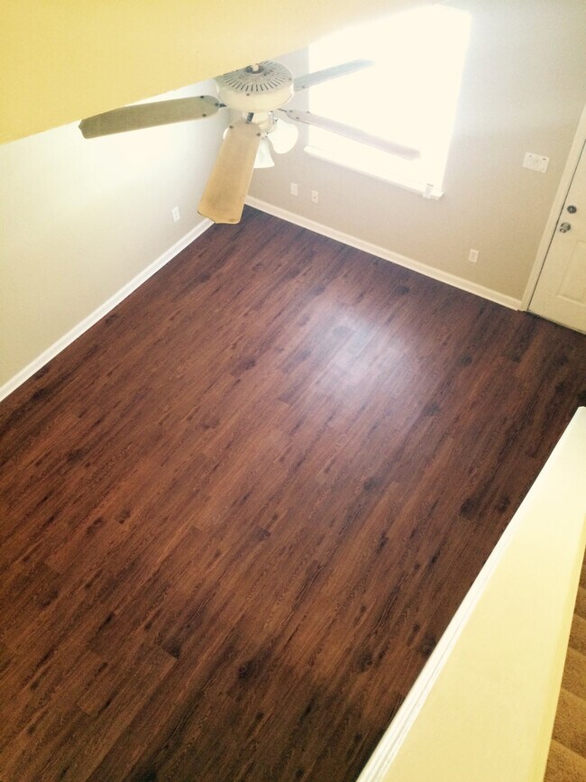 Building Photo - Spacious townhouse that is convenient to c...