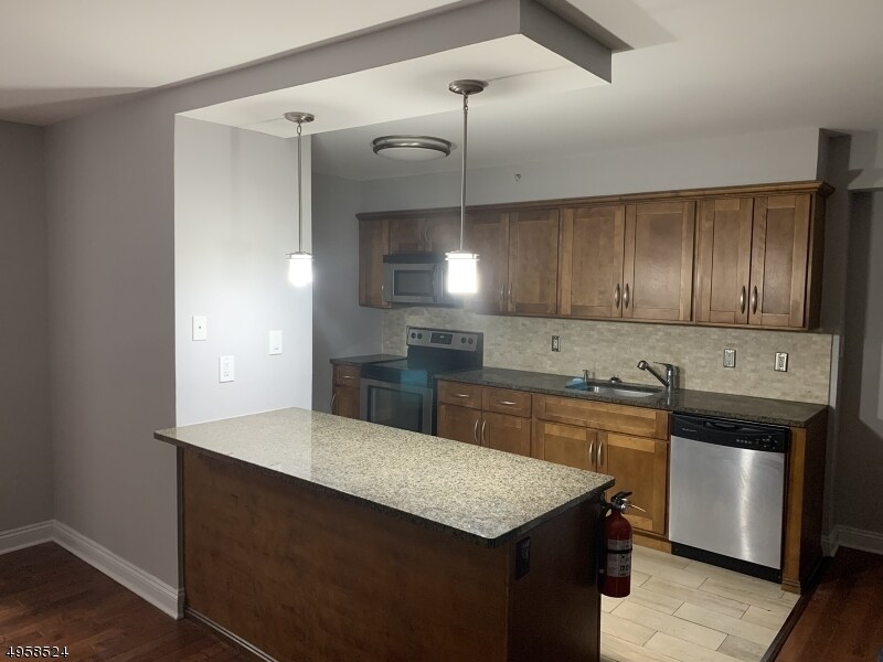 Primary Photo - 60 Parkway Dr