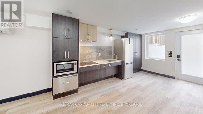 Photo du bâtiment - 729 Queensdale Ave E