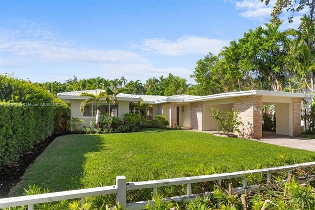 Foto del edificio - 6140 Pine Tree Dr