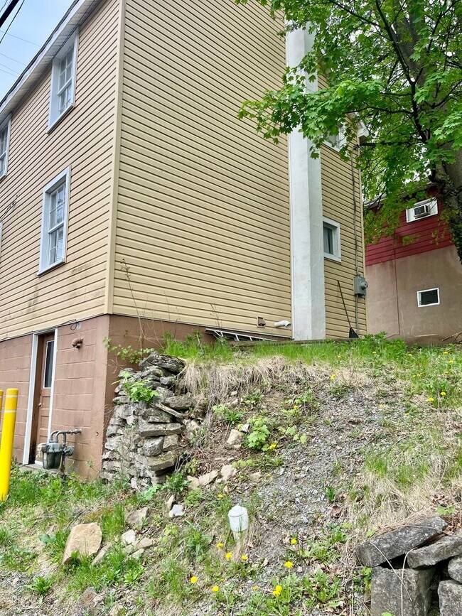 Foto del edificio - Spacious 2 Bedroom Single-Family Home in B...