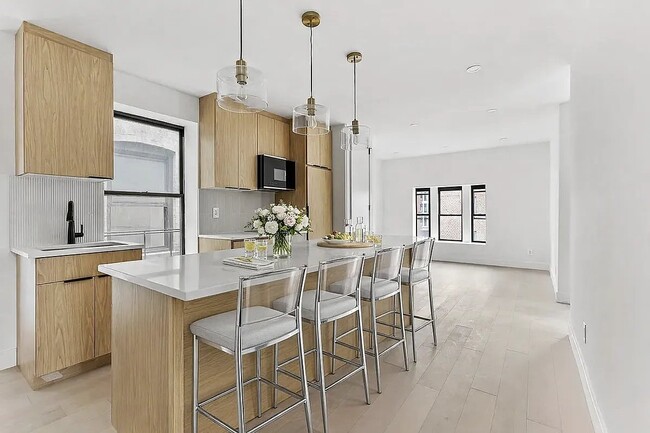 Building Photo - 704 Eighth Avenue