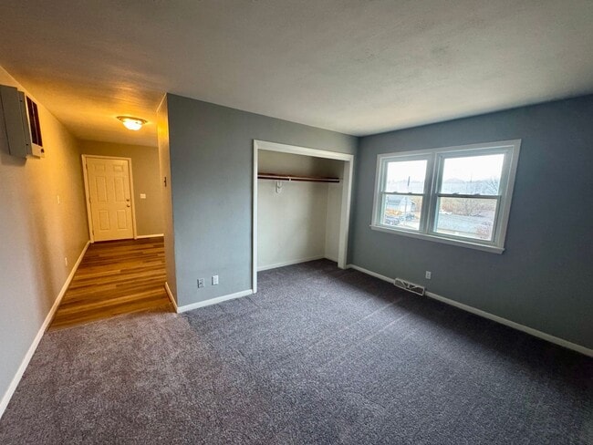 Building Photo - All Utilities Paid – Top-Floor Studio with Parking Outside Door – $850