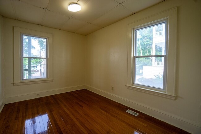 Building Photo - Beautiful First Floor Flat with Front Porc...