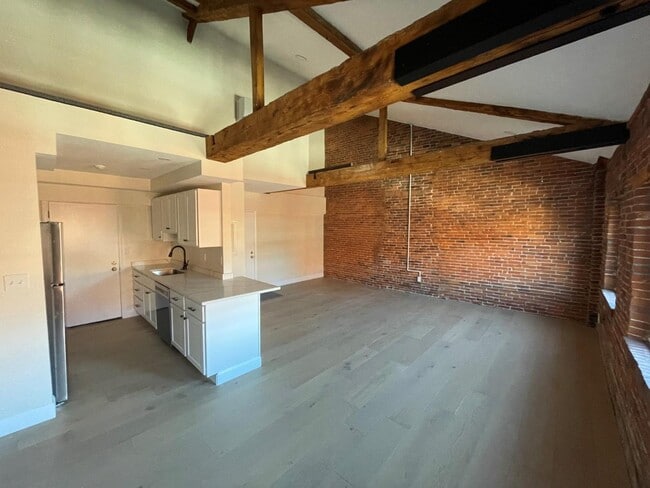 Building Photo - 8 central street