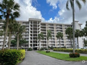 Building Photo - 3150 N Palm Aire Dr