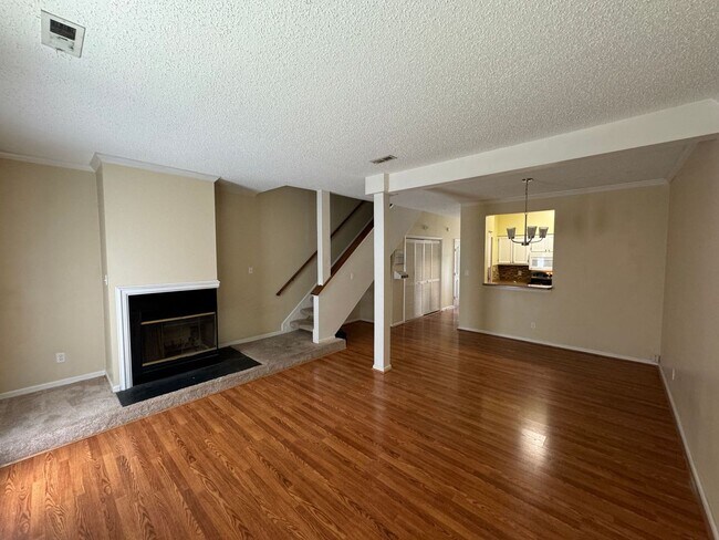 Foto del edificio - Introducing a beautiful townhouse-style Condo