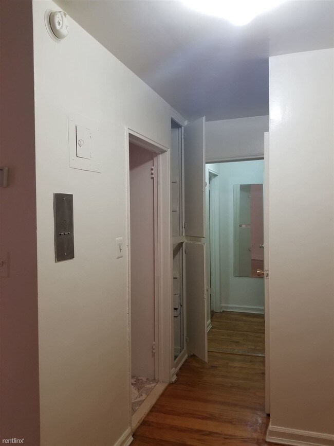 Building Photo - Studio, 1 bath  - 1550 Rhinelander Ave