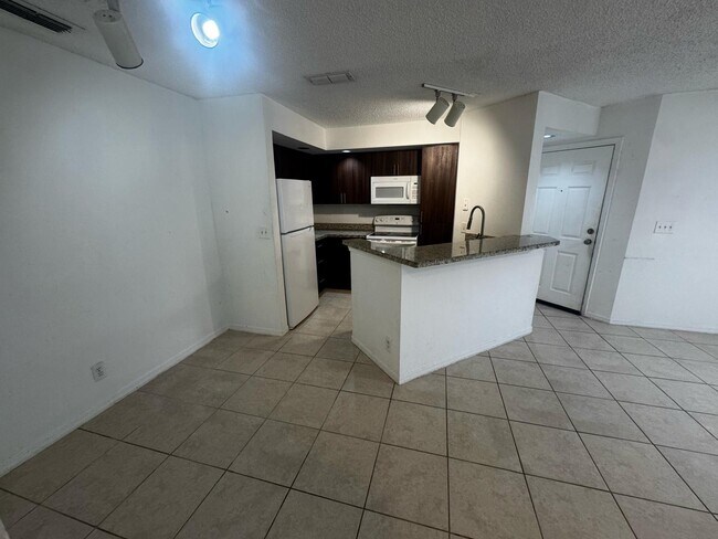 Building Photo - 3370 Pinewalk Dr N