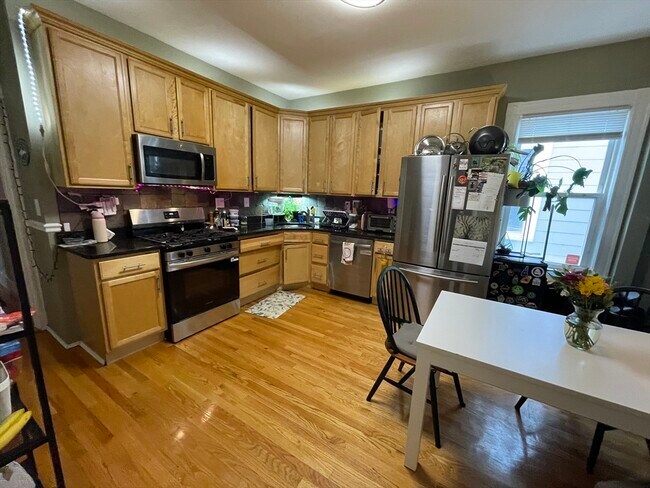 Foto del edificio - 23 Forest Hills St