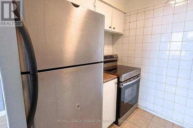 Photo du bâtiment - 200 Lotherton Pathway