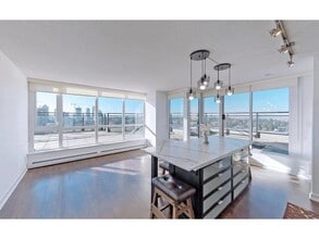 Building Photo - 10777 University Dr