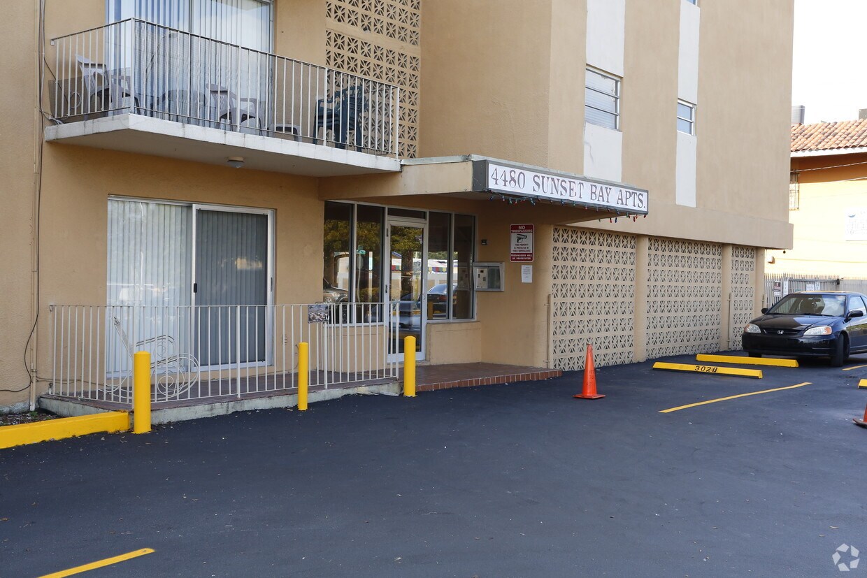 Foto del edificio - Sunset Bay Apartments