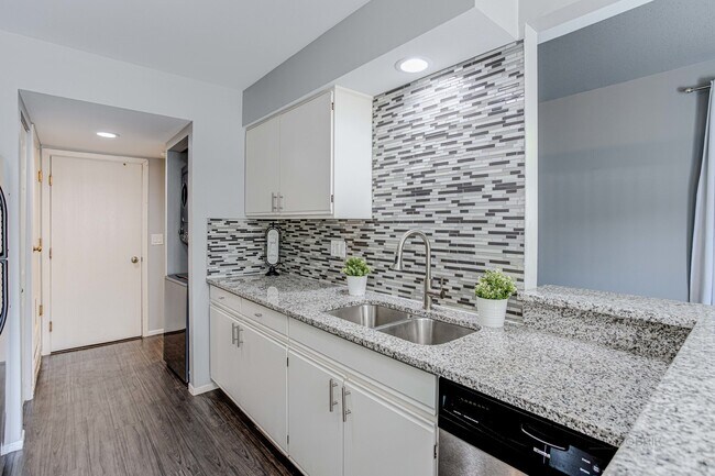 Foto del edificio - 1026 N Knollwood Dr