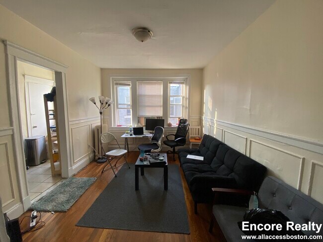 Building Photo - 208 Kelton St