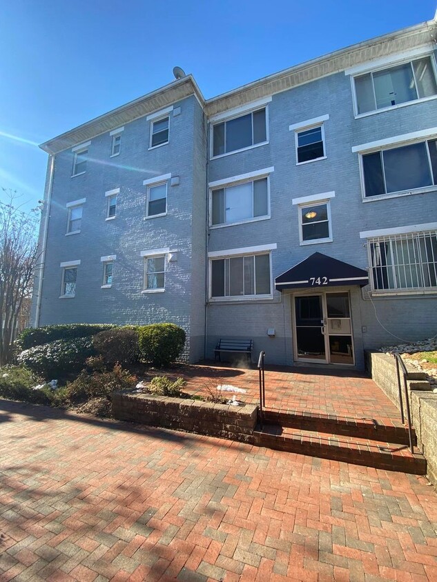 Foto principal - Cozy 2 BR/1 BA Apartment in Congress Heights!