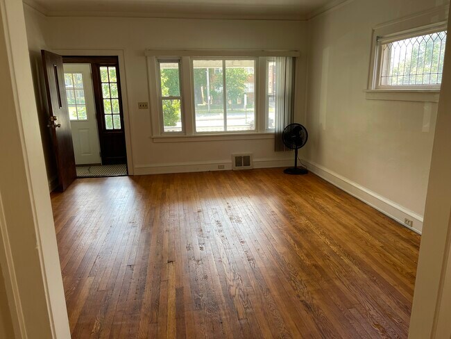 Large living room with fireplace (non working). - 11422 Clifton Blvd