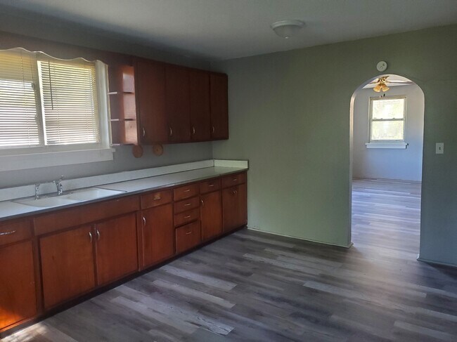 Foto del edificio - 8901 E Thompson Ave