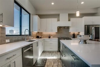 Building Photo - 410 Melba St