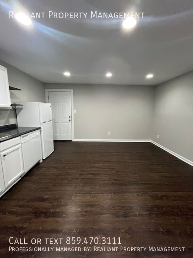 Building Photo - 208 Lakeshore Dr