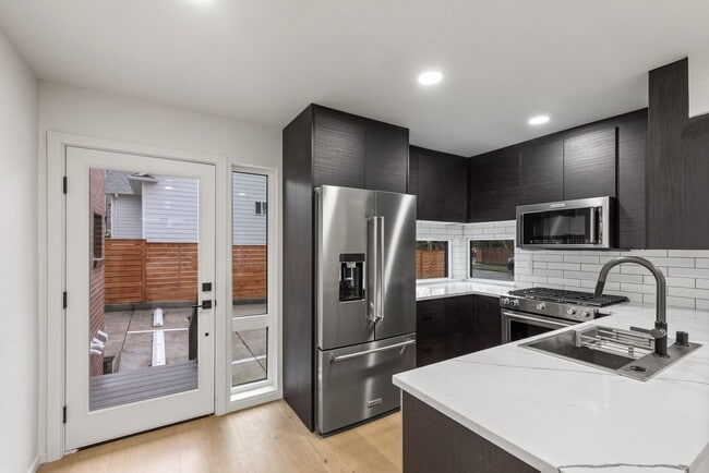 Building Photo - 3 bed /3 bath newer townhome in Green Lake!