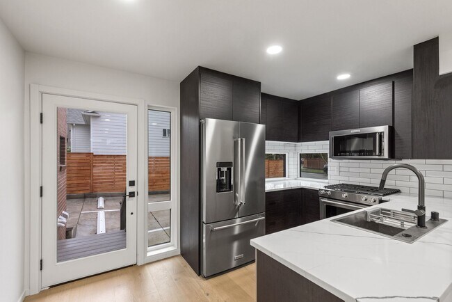 Foto del edificio - 3 bed /3 bath newer townhome in Green Lake!