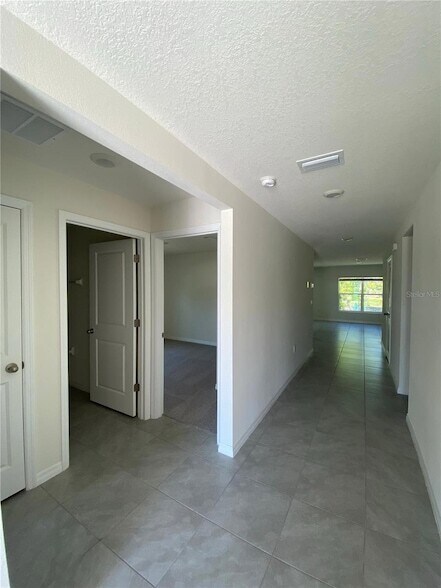 Building Photo - 492 Hickory Course Loop