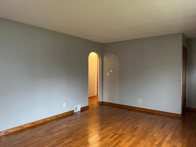 Building Photo - 2-BDR 2-BTH Ranch with Basement, Fenced Ya...