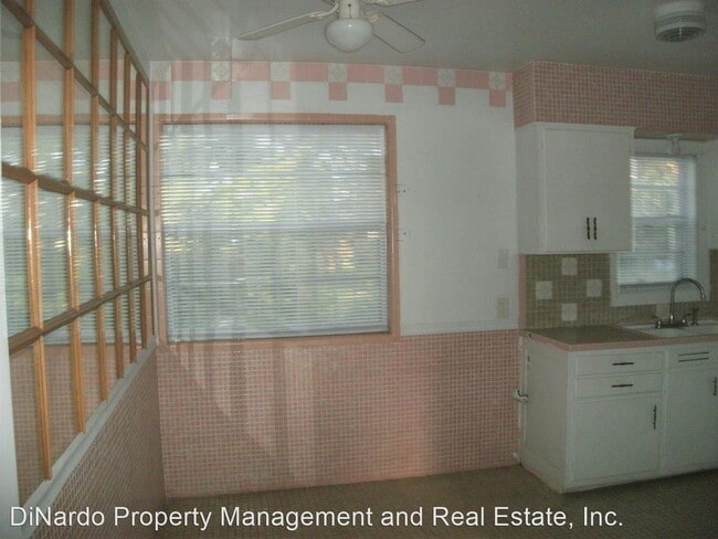 Building Photo - 2 br, 1 bath House - 531 Elm St