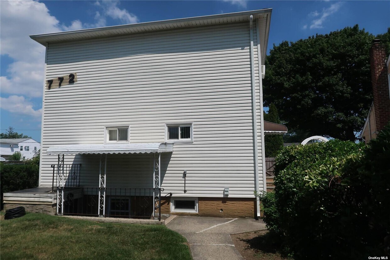 Primary Photo - 772 Carman Ave