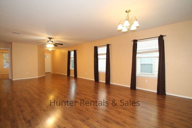 Building Photo - Beautiful Home!