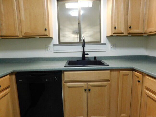 Building Photo - 15 Pine Needle Dr