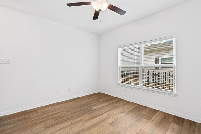 Foto del edificio - 10840 Emerick St