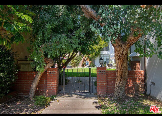 Foto del edificio - 926 N Sweetzer Ave