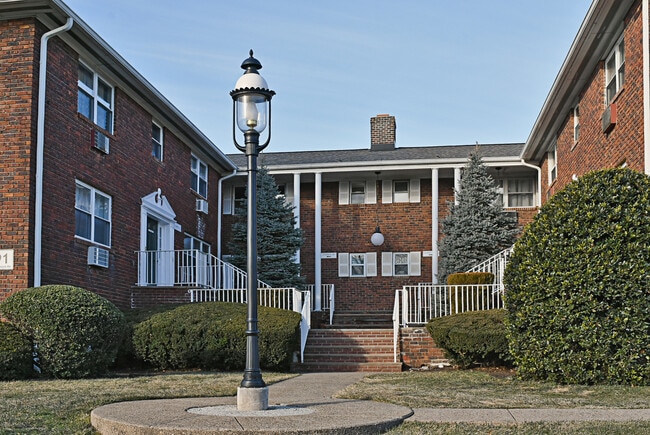 Building Photo - 191 N Beverwyck Rd