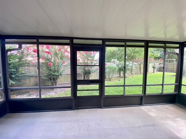 Foto del edificio - 8430 Winter Berry Rd