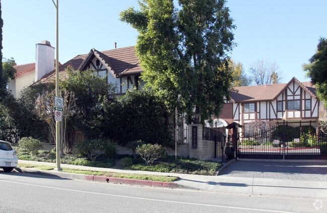 23733 Burbank Blvd, Woodland Hills, CA 91367 Apartments