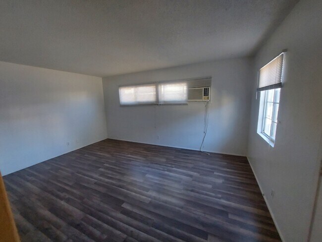 Building Photo - 14753 Vanowen St