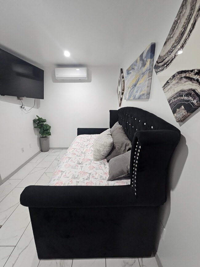 Photo - 124 E 135th St House