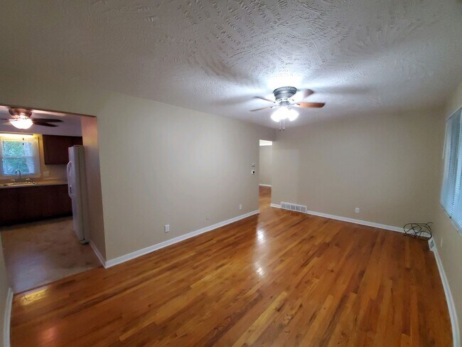 Building Photo - 3 Bedroom, 1 Bathroom with Walkout Basement