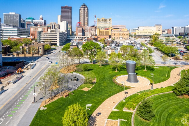 The Hansen Triangle Park in Downtown Des Moines is one of the neighborhood's most scenic areas.