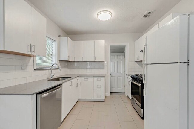 Foto del edificio - 5319 Attleboro St