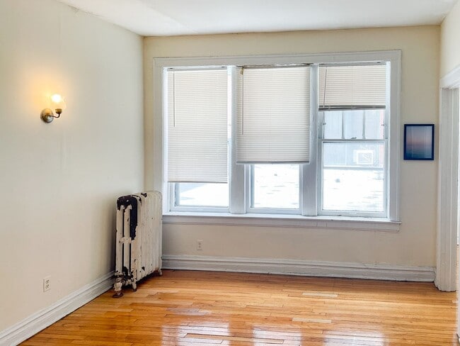 Building Photo - 435 W Surf St