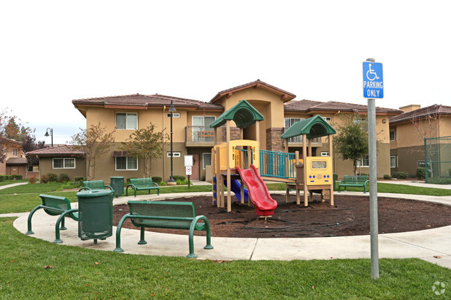 Área de juegos para niños - Tanager Springs II Apartments