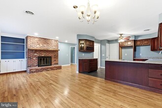 Building Photo - 122 Stuart Dr