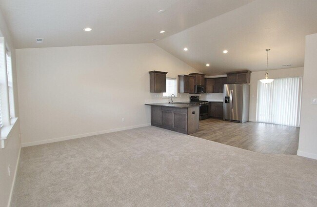 Building Photo - Immaculate Single-Level Home in a Quiet Ne...