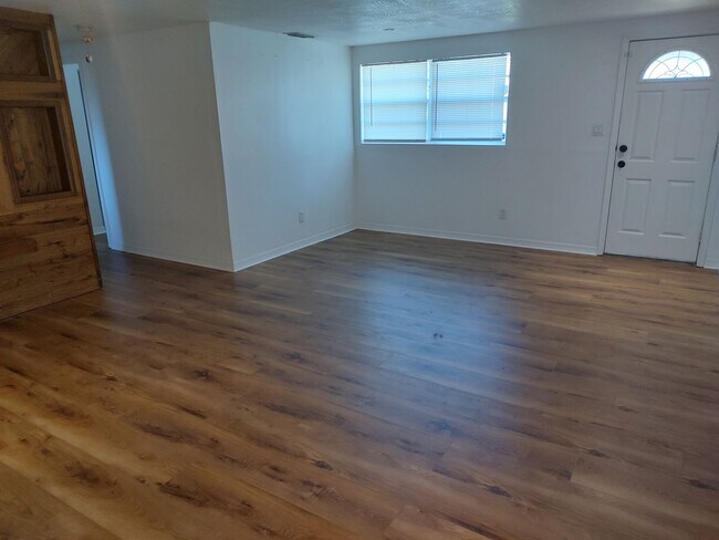 Building Photo - Affordable Centrally located 3 Bedroom Ful...